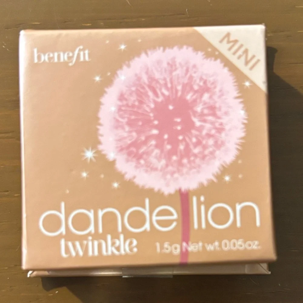 Benefit Dandelion Twinkle Highlighter in Soft Nude Pink